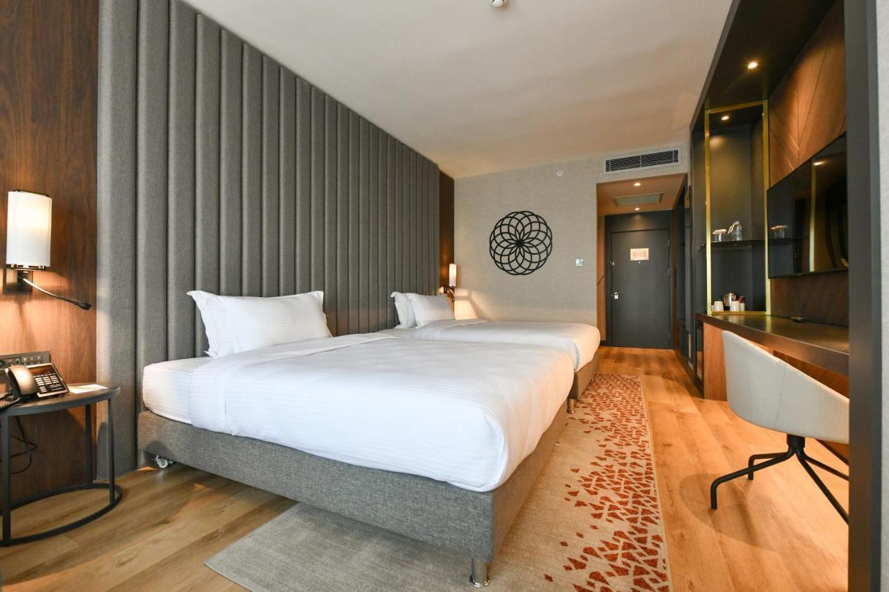 Crowne Plaza By Ihg Hotel